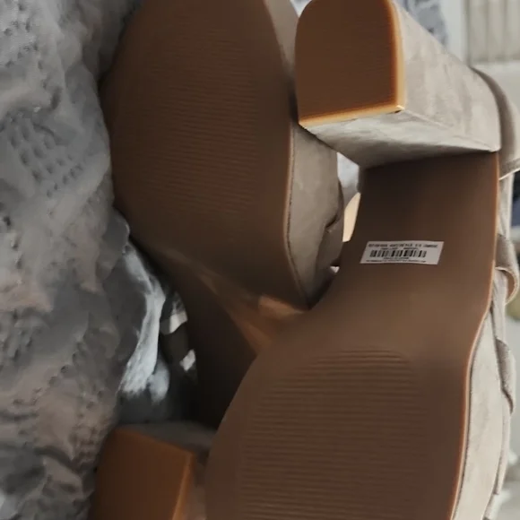 NWT Faux Suede Taupe Laceup Platform heels Torrid Sz 9.5 - Picture 5 of 8